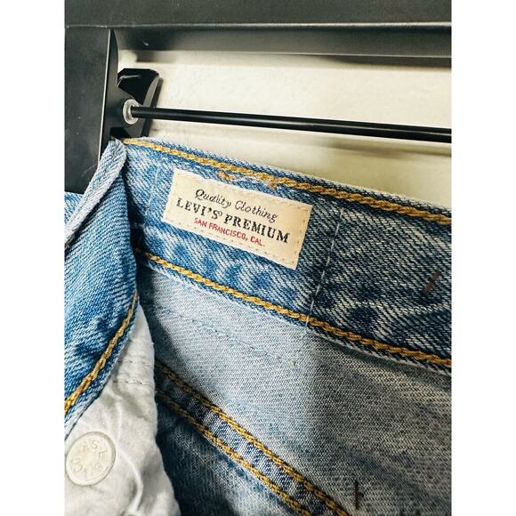 LEVIS Light Wash Ribcage Shorts Five Button Fly Distressed Hemline Shorts 31 - Picture 8 of 11